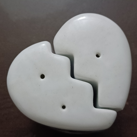 Niagara falls village ceramic, heart shaped salt and pepper shakers. - Picture 4 of 4